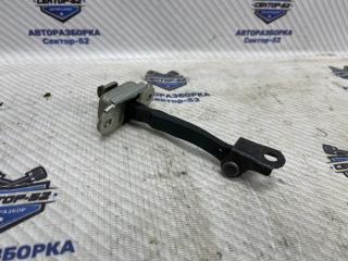 Фото запчасти ограничитель двери передний Nissan Qashqai 2009 контрактная запчасть Запчасть ограничитель двери передний Nissan Qashqai 2009