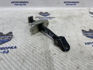 Фото запчасти ограничитель двери передний Nissan Qashqai 2009 контрактная запчасть Запчасть ограничитель двери передний Nissan Qashqai 2009