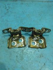 Фото запчасти петля двери задняя левая Renault Duster Б/У запчасть Запчасть петля двери задняя левая Renault Duster