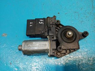 Фото запчасти моторчик стеклоподъёмника задний левый Volkswagen Passat Б/У запчасть Запчасть моторчик стеклоподъёмника задний левый Volkswagen Passat