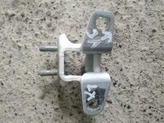 Фото запчасти петля двери задняя левая Mitsubishi Lancer 10 2007 контрактная запчасть Запчасть петля двери задняя левая Mitsubishi Lancer 10 2007