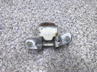 Фото запчасти петля двери задняя левая Mazda 3 2007 Б/У запчасть Запчасть петля двери задняя левая Mazda 3 2007