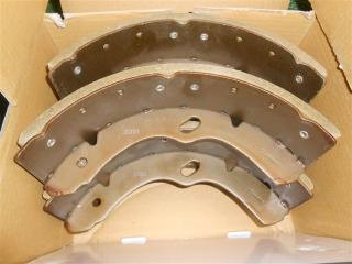 Фото запчасти колодки тормозные ISUZU NQR новая запчасть Запчасть колодки тормозные ISUZU NQR