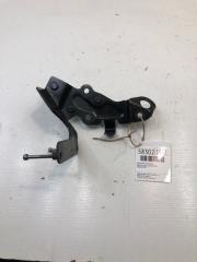 Запчасть кронштейн троса акпп Renault Logan 2013