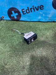 Кнопка открытия двери Toyota Voxy 2016