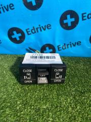 Запчасть кнопка открытия двери Toyota Noah 2014