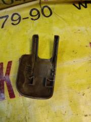 Запчасть заглушка крепления сидений. передняя правая TOYOTA MARK II