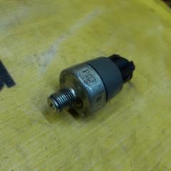 Фото запчасти датчик давления масла. TOYOTA GRANVIA 1999 Б/У запчасть Запчасть датчик давления масла. TOYOTA GRANVIA 1999