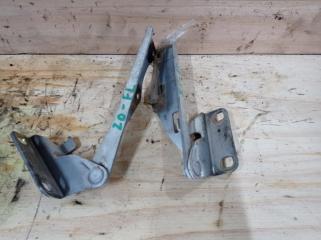 Петля капота Nissan Bluebird 1997