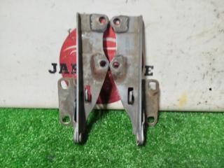 Петля капота Nissan Primera 1997