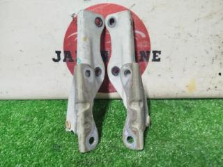 Петля капота Subaru Impreza 2000