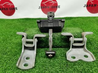 Петля двери передняя левая Toyota Avensis 2008