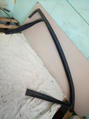 Запчасть уплотнительная резинка передняя левая Ford Focus 2011>