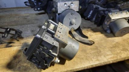 Блок управления abs Subaru Impreza WRX STI Б/У Блок управления abs Subaru Impreza WRX STI