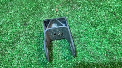 Фото запчасти кронштейн крепления радиатора Volkswagen Touareg 2017 контрактная запчасть Запчасть кронштейн крепления радиатора Volkswagen Touareg 2017