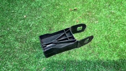 Фото запчасти кронштейн крепления радиатора Volkswagen Touareg 2017 контрактная запчасть Запчасть кронштейн крепления радиатора Volkswagen Touareg 2017