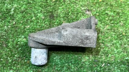 Фото запчасти кронштейн крепления радиатора Volkswagen Touareg 2017 контрактная запчасть Запчасть кронштейн крепления радиатора Volkswagen Touareg 2017