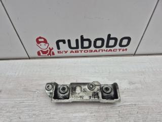 Фото запчасти кронштейн топливной рейки Jaguar XF 2013 контрактная запчасть Запчасть кронштейн топливной рейки Jaguar XF 2013