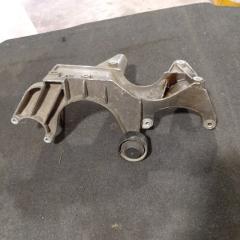 Фото запчасти кронштейн генератора и компрессора кондиционера Volkswagen Touareg 2002-2010 контрактная запчасть Запчасть кронштейн генератора и компрессора кондиционера Volkswagen Touareg 2002-2010