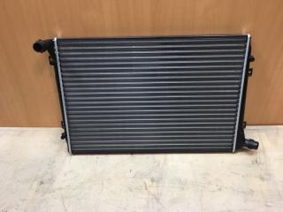 Запчасть радиатор охлаждения Volkswagen Passat 2005