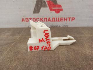 Запчасть кронштейн бампера переднего центральный левый MITSUBISHI LANCER-10 (2006-2016)