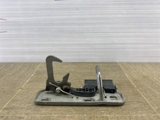 Фото запчасти замок капота SEAT GOLF (Mk6) 2008-2013 Б/У запчасть Запчасть замок капота SEAT GOLF (Mk6) 2008-2013