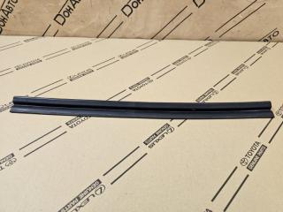 Уплотнитель двери задний правый Toyota Camry