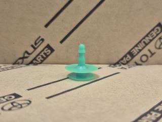 Запчасть клипса молдинга крышки багажника Toyota Land Cruiser Prado