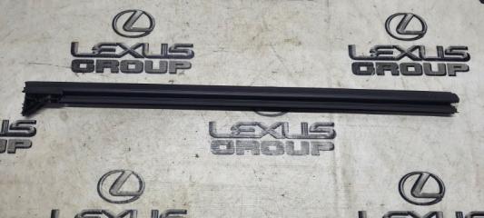 Уплотнитель стекла передний правый Toyota RAV4 2020