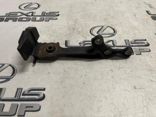 Кронштейн редуктора левый Toyota Land Cruiser Prado 2020