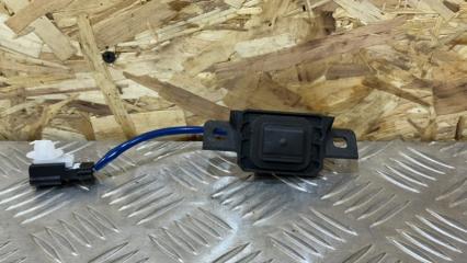 Кнопка крышки багажника задняя Toyota Camry 2019