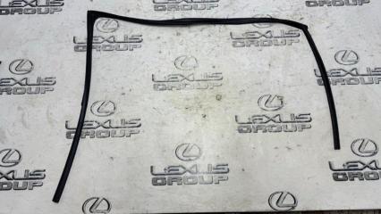 Уплотнитель стекла передний правый Toyota Camry 2019