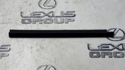 Уплотнитель стекла задний левый Toyota Camry 2019