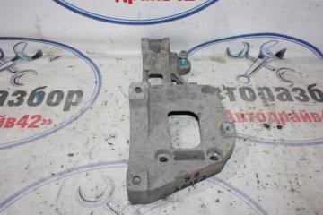 Запчасть кронштейн генератора Volkswagen Caddy 2006