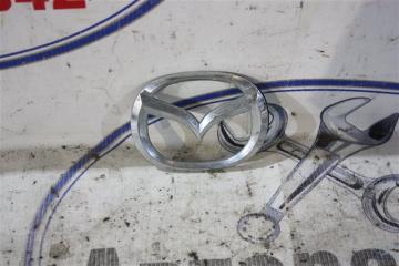 Запчасть эмблема задняя Mazda Demio 2001