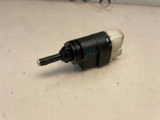 Фото запчасти концевик педали тормоза Nissan Terrano 2015 Б/У запчасть Запчасть концевик педали тормоза Nissan Terrano 2015