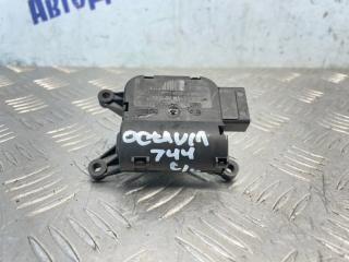 Запчасть сервопривод заслонки печки Skoda Octavia 2010