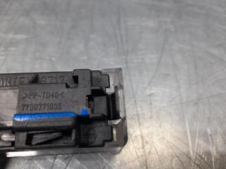 Плафон салонный Laguna II 2001-2008 2005 v30 хетчбэк F4R714 Плафон салонный Laguna II 2001-2008 2005 v30 хетчбэк F4R714