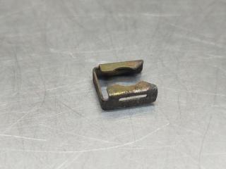 Запчасть скоба крепления форсунки топливной 144A695