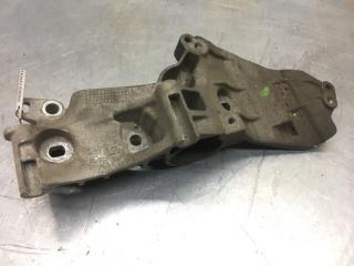 Фото запчасти кронштейн генератора Renault Megane III 2009-2016 контрактная запчасть Запчасть кронштейн генератора Renault Megane III 2009-2016