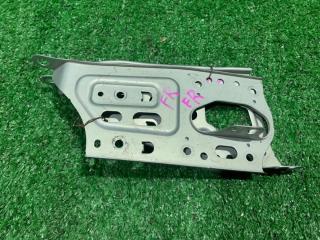 Запчасть крепления магнитолы TOYOTA Mark II 1997