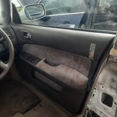 Обшивка двери передняя правая NISSAN Gloria 1997