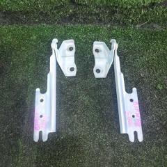 Фото запчасти петли капота MAZDA Familia 2000 контрактная запчасть Запчасть петли капота MAZDA Familia 2000