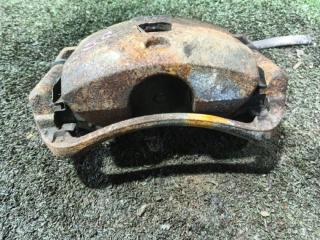 Суппорт передний левый Tiida C11