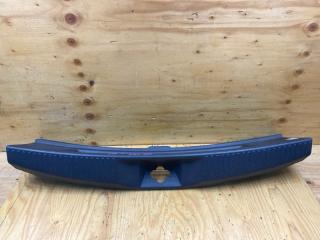 Фото запчасти накладка замка багажника задняя MITSUBISHI COLT PLUS 2008 контрактная запчасть Запчасть накладка замка багажника задняя MITSUBISHI COLT PLUS 2008