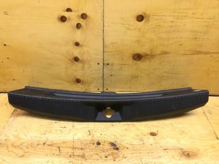 Фото запчасти накладка замка багажника MITSUBISHI COLT PLUS 2006 контрактная запчасть Запчасть накладка замка багажника MITSUBISHI COLT PLUS 2006