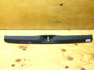 Запчасть накладка замка багажника NISSAN MARCH 2003