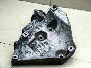 Фото запчасти кронштейн кондиционера Volkswagen Passat 1996-2005 Б/У запчасть Запчасть кронштейн кондиционера Volkswagen Passat 1996-2005