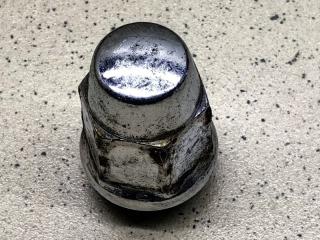 Фото запчасти гайка колеса Ford Focus 2012 Б/У запчасть Запчасть гайка колеса Ford Focus 2012