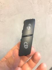 Запчасть кнопка блокировки дверей передняя правая Mercedes-Benz C-Class 2012